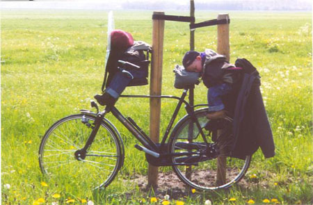 Slapende_kinderen_op_fiets